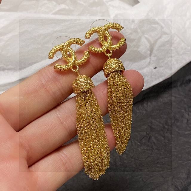 香奈儿Chanel高端双C长款古金流苏耳钉业内唯一与原版一摸一样的原单货！每一个细节媲美专柜正品，业内仅此一家全世界专柜自购正品打版，这样才能把首饰打造得这么用