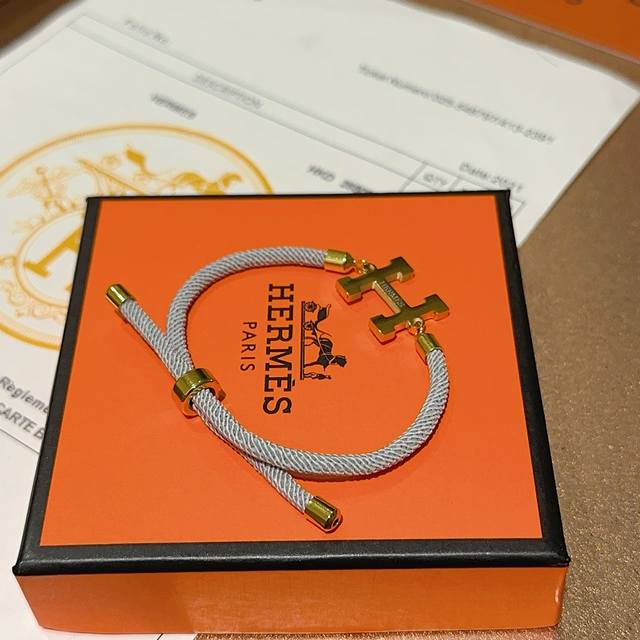 新品发售 爱马仕手绳手环最新款纯手工编织材质档次更高明星同款H系列系列经典款系列手链手绳 细节对版K金处理 非市面亮面版型 这款一直在出 爱马仕里面热卖款 非常
