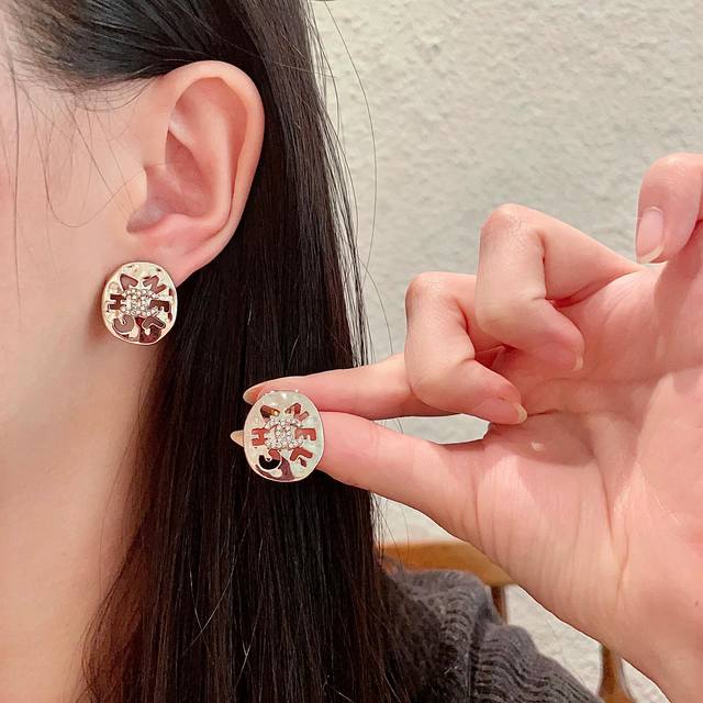 Chanel香奈儿 中古 耳钉小香家的款式真心无需多介绍每一款都超好看，精致大方，非常显气质