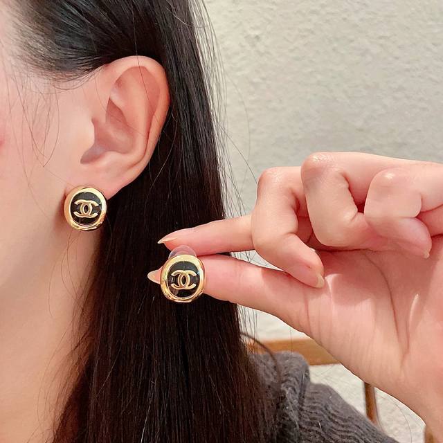 Chanel香奈儿 中古 耳钉小香家的款式真心无需多介绍每一款都超好看，精致大方，非常显气质