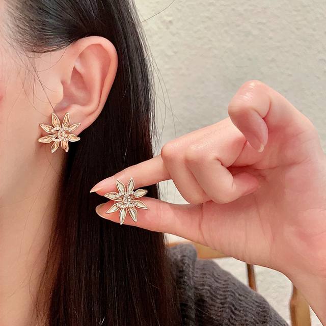 Chanel香奈儿 中古 耳钉小香家的款式真心无需多介绍每一款都超好看，精致大方，非常显气质