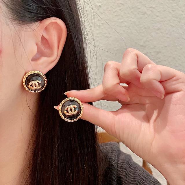 Chanel香奈儿 中古 耳钉小香家的款式真心无需多介绍每一款都超好看，精致大方，非常显气质