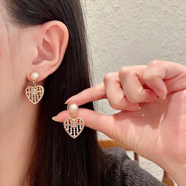Chanel香奈儿 中古 耳钉小香家的款式真心无需多介绍每一款都超好看，精致大方，非常显气质