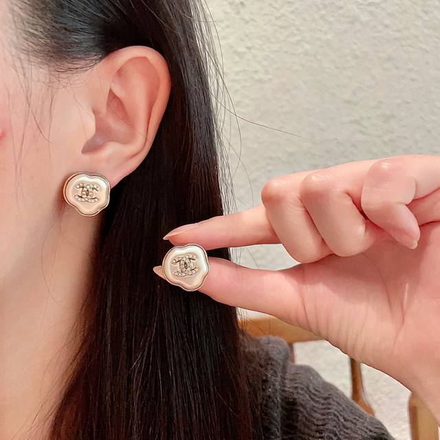 Chanel香奈儿 中古 耳钉小香家的款式真心无需多介绍每一款都超好看，精致大方，非常显气质