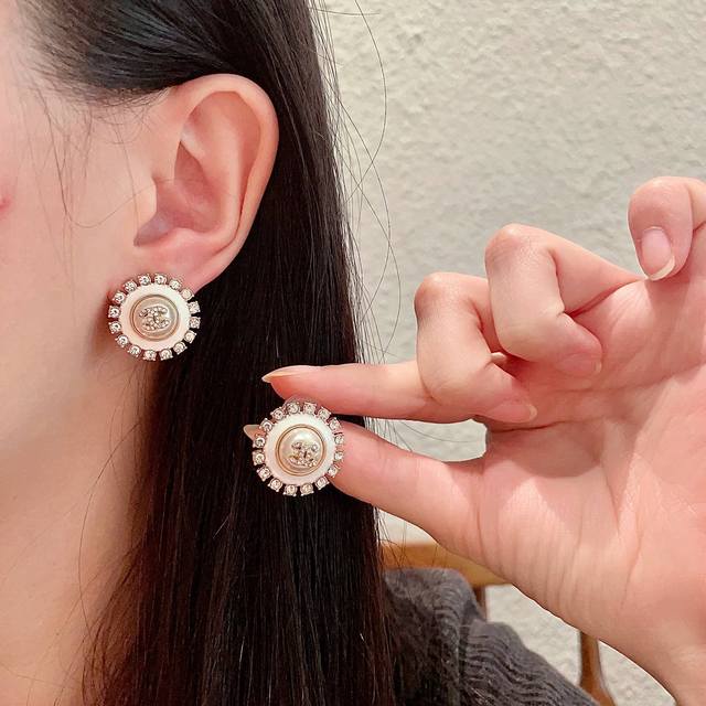 Chanel香奈儿 中古 耳钉小香家的款式真心无需多介绍每一款都超好看，精致大方，非常显气质
