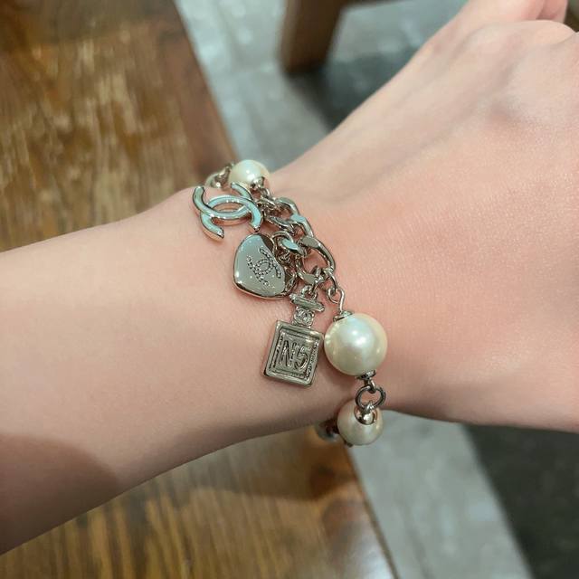 Chanel香奈儿 中古 手链原版复刻Logo 小香家的款式真心无需多介绍每一款都超好看，精致大方，非常显气质
