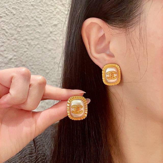 香奈儿经典双C耳钉