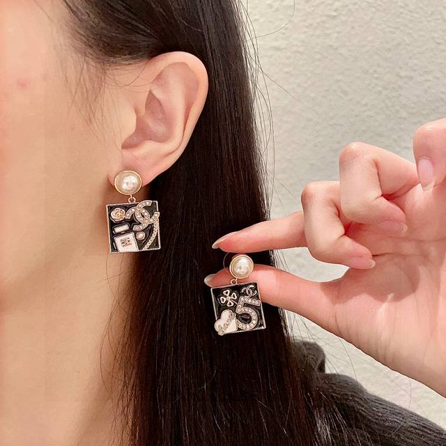 香奈儿不对称双C耳环