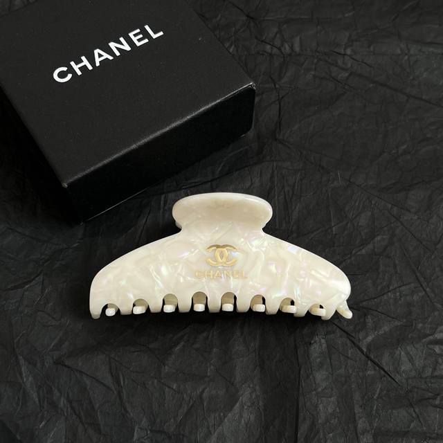 Chanel 小香中古发夹 超洋气的古铜色 配上经典双C家抓夹夹 简直颜值爆棚 太喜欢了 强推 很有份量的发夹 拿在手里沉甸甸的