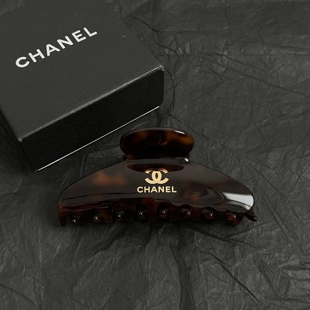 Chanel 小香中古发夹 超洋气的古铜色 配上经典双C家抓夹夹 简直颜值爆棚 太喜欢了 强推 很有份量的发夹 拿在手里沉甸甸的