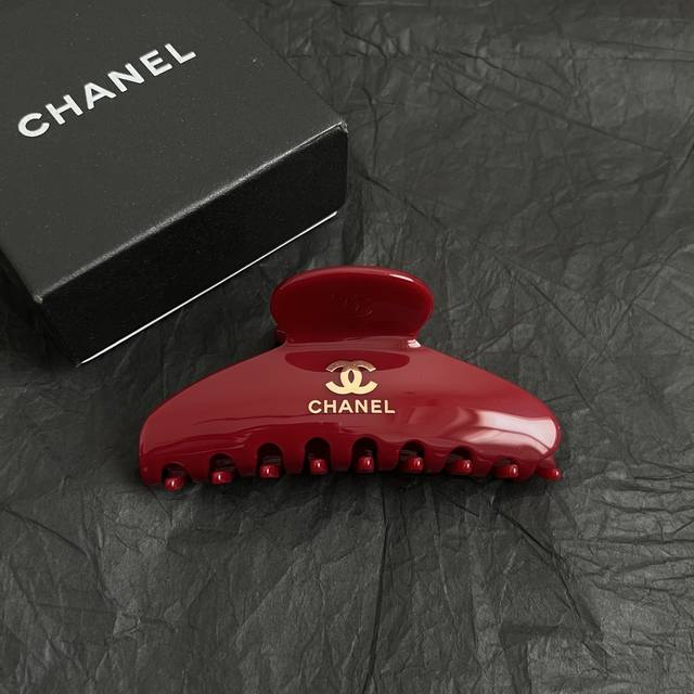 Chanel 小香中古发夹 超洋气的古铜色 配上经典双C家抓夹夹 简直颜值爆棚 太喜欢了 强推 很有份量的发夹 拿在手里沉甸甸的