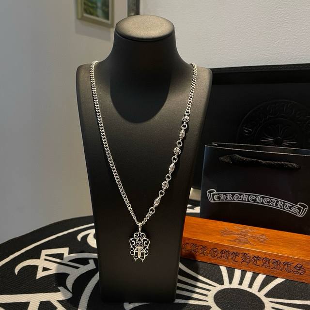 新款 专柜品质 Chrome Hearts克罗心 经典复古侧身项链 藤花宝剑吊坠 凹凸造型不同的花纹设计风格 呈现出与众不同 十字架 童军花是克罗心的志 所以更