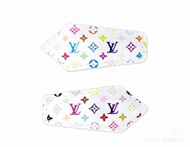 Lv&黑白三彩对夹 以其标志性的花朵图案就在时尚圈火了很久经典老花汲取色彩灵感，以三彩填充图案 清爽白底充满活力与鲜活感官，呈现时尚减龄气质 一对