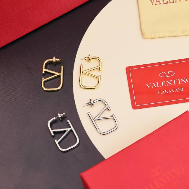 华伦天奴 Valentino 光面字母耳环 精致感十足超级好看的精致 耳环上耳也忒好看了 中号
