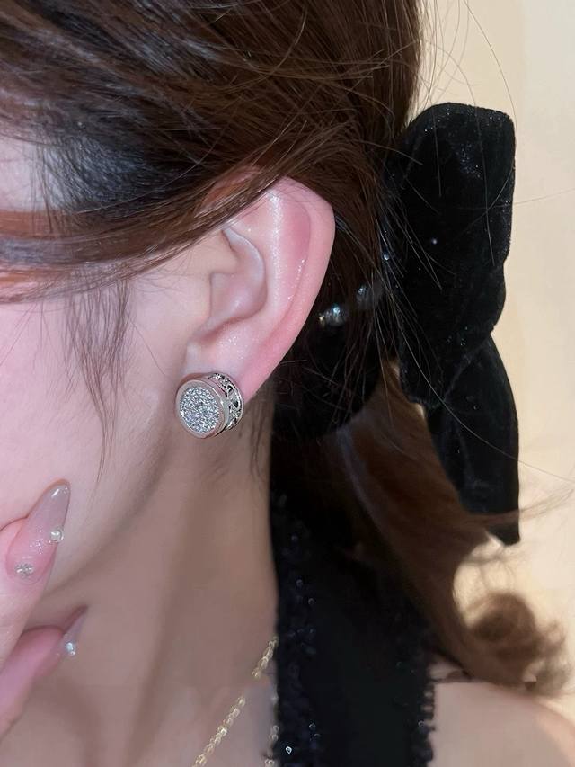 高品质 细节如图 Vivienne Westwood 宝宝，什么是快乐星球，来，这就是快乐星球！绝美土星满钻厚圆耳钉，巨巨巨好看！重磅推荐闭眼入准没错！纯粹王冠