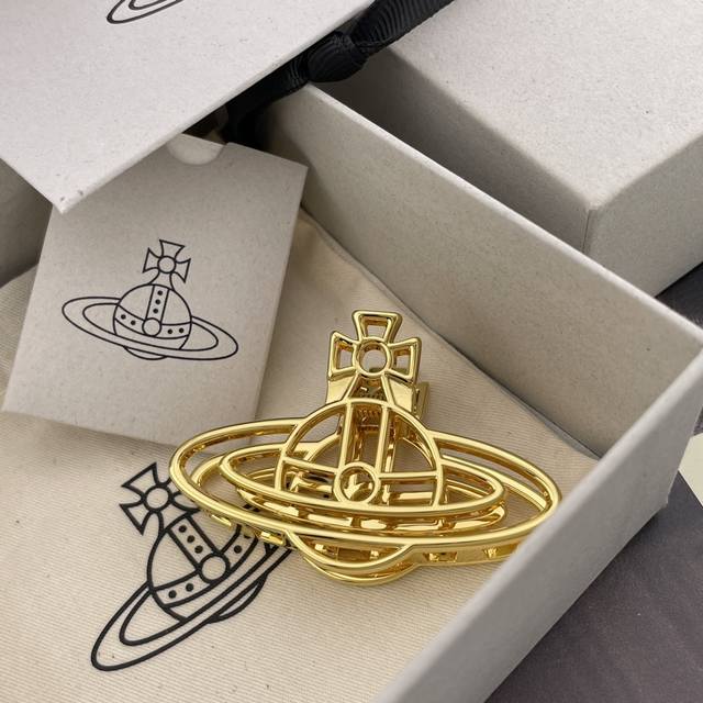 高品质 细节如图 Viviennewestwood 爆美一定要入！太绝美了宝宝，什么是快乐星球，来，这就是快乐星球！绝美镂空土星鲨鱼夹！重磅推荐，超精致，闭眼入