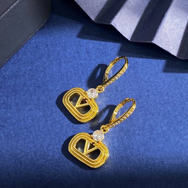Hl92 华伦天奴Valentino新款轻奢镶钻长方形V字母光面耳环 黄铜材质 金色 重约6.6G 总高3.4Cm