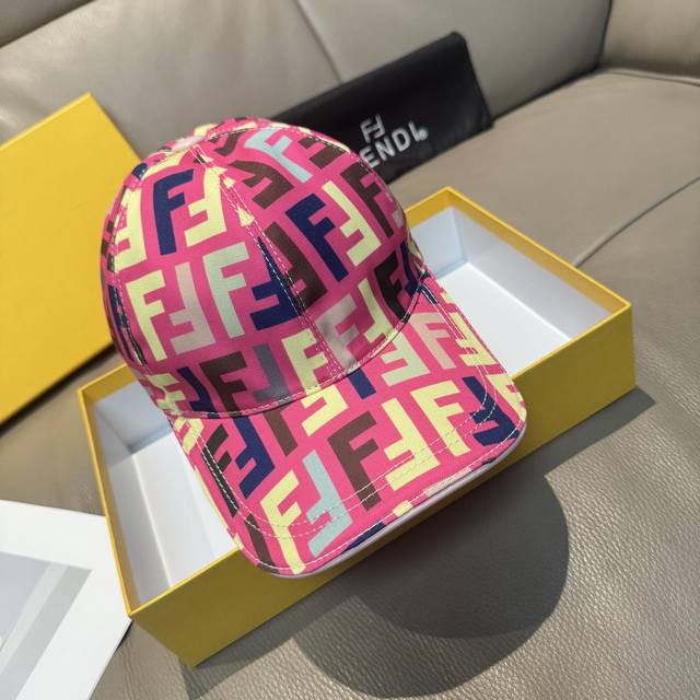 配盒子布袋，Fendi 芬迪 新款原单棒球帽， 双F提花，专柜常年热卖款，口碑极佳，1:1开模订制，原版提花帆布料+头层牛皮，轻盈透气！质量超赞，基础头围56，