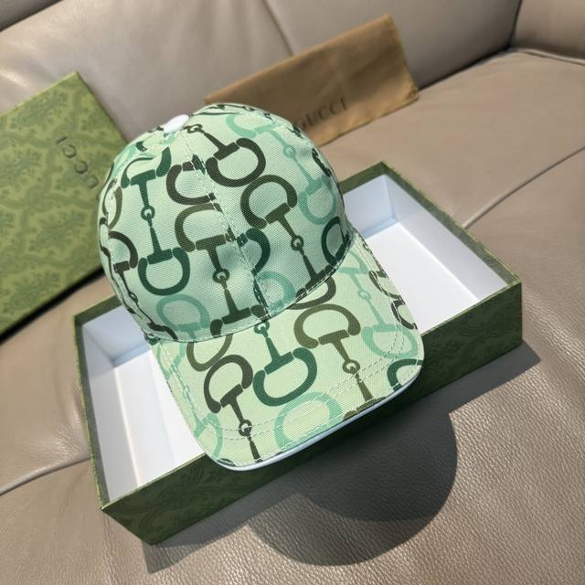 马衔扣出货配包装布袋，Gucci古奇新款原单棒球帽， 马衔扣棒球帽。专柜1:1开模订制，原版帆布面料+头层牛皮，轻盈透气！基础头围56，贴片可调节。