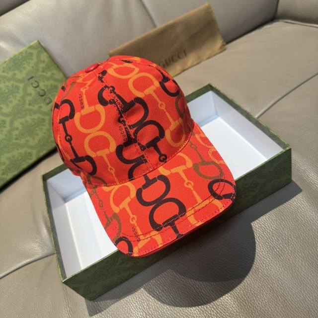 马衔扣出货配包装布袋，Gucci古奇新款原单棒球帽， 马衔扣棒球帽。专柜1:1开模订制，原版帆布面料+头层牛皮，轻盈透气！基础头围56，贴片可调节。