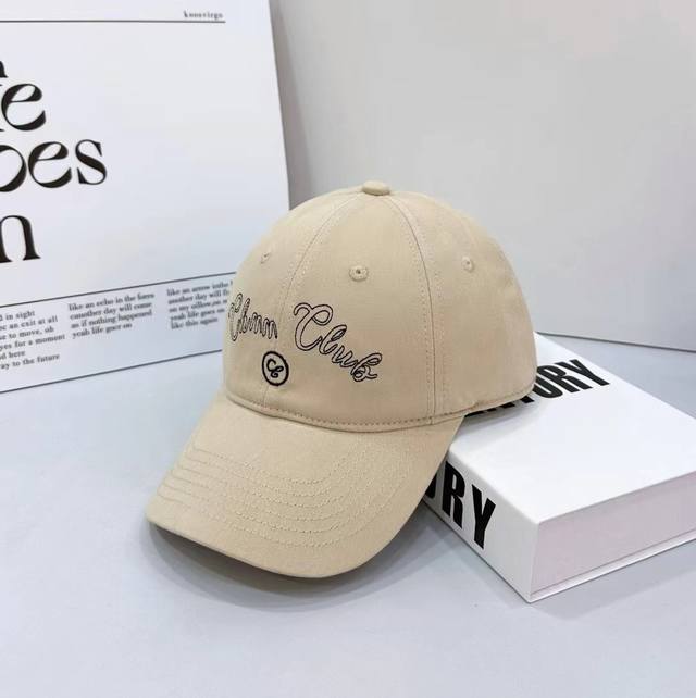 跑量 潮牌～新款早秋穿搭必入的新款每一个颜色都很百搭～最爱最爱的帽型 不挑人 冲！