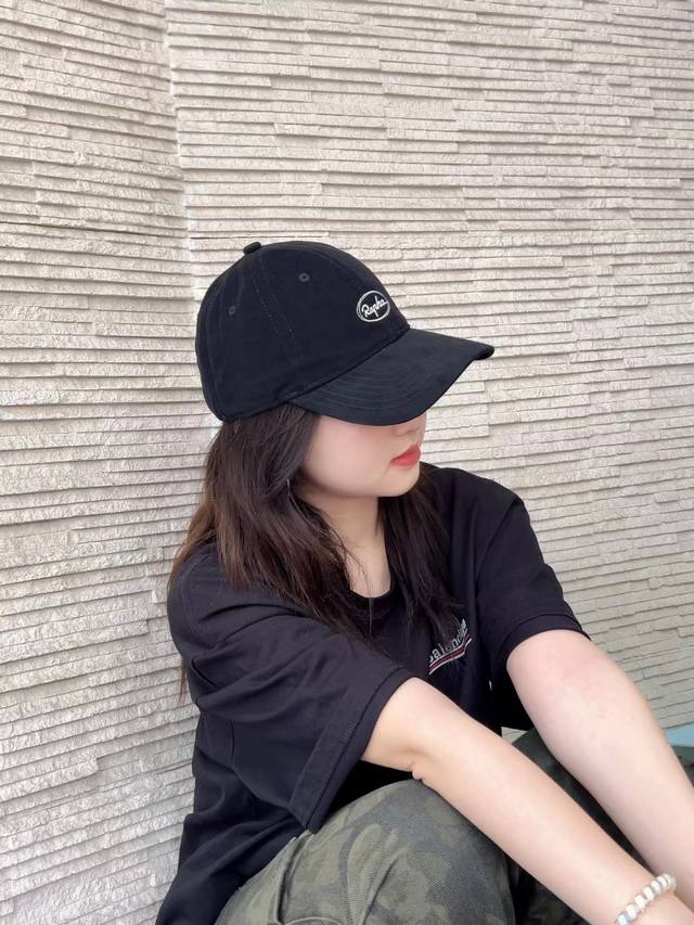 跑量 潮牌～新款早秋穿搭必入的新款每一个颜色都很百搭～最爱最爱的帽型 不挑人 冲！