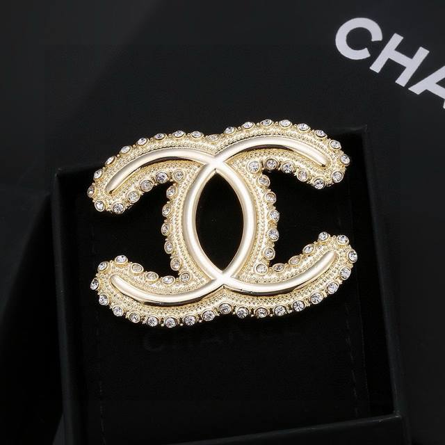 小香 Chanel 火爆 胸针 最高代购级别 最具味道的满钻胸针Brooch 实物赞爆了 随便你想别哪里 别外套，西装，鞋子，领口，帽子 你能想象得到 它都能给