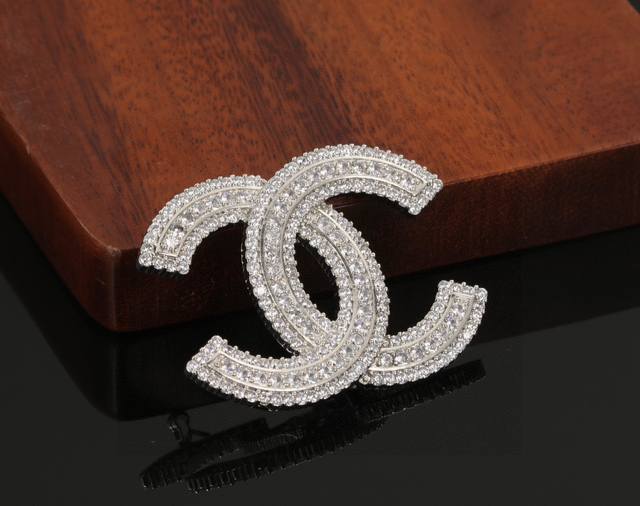 小香 Chanel 火爆 胸针 最高代购级别 最具味道的满钻胸针Brooch 实物赞爆了 随便你想别哪里 别外套，西装，鞋子，领口，帽子 你能想象得到 它都能给