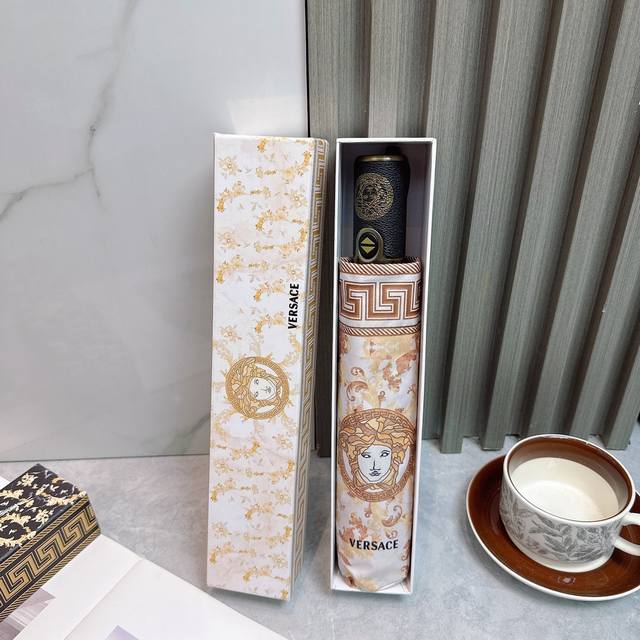 范思哲 Versace 三折防晒睛雨伞 2570夏季新款 全自动折叠晴雨伞 内里黑色涂层防晒有效阻隔紫外线99%，Upf 50 所以能起到伞下体感降温的效果！有