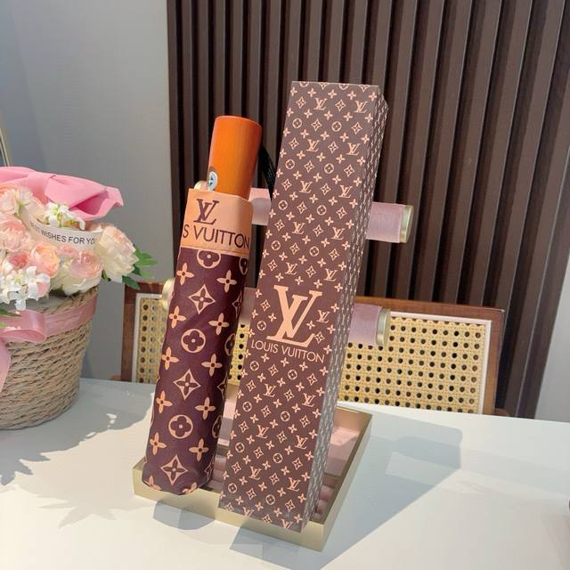 Louis Vuitton 路易威登 新款 三折自动折叠晴雨伞 新涂层技术深色伞面 拥有令人惊喜的遮光效果！