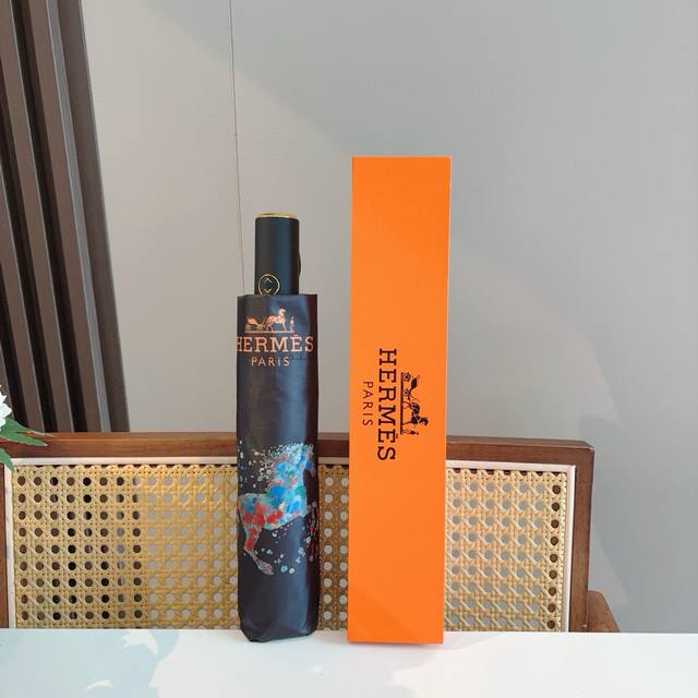 爱马仕 HermèS 新款 极品H家三折自动伞重磅呈现 以其精湛的工艺技术和源源不断的想像力 新涂层技术伞布 带来令人惊喜的遮光效果 让防晒及隔热性能更优保障