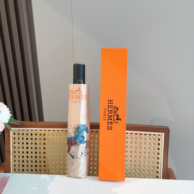 爱马仕 HermèS 新款 极品H家三折自动伞重磅呈现 以其精湛的工艺技术和源源不断的想像力 新涂层技术伞布 带来令人惊喜的遮光效果 让防晒及隔热性能更优保障