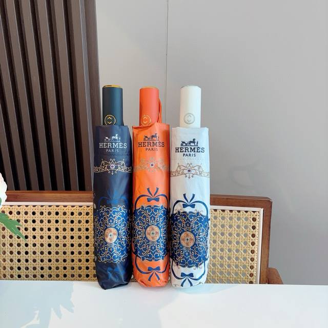 爱马仕 HermèS 新款 极品H家三折自动伞重磅呈现 以其精湛的工艺技术和源源不断的想像力 新涂层技术伞布 带来令人惊喜的遮光效果 让防晒及隔热性能更优保障