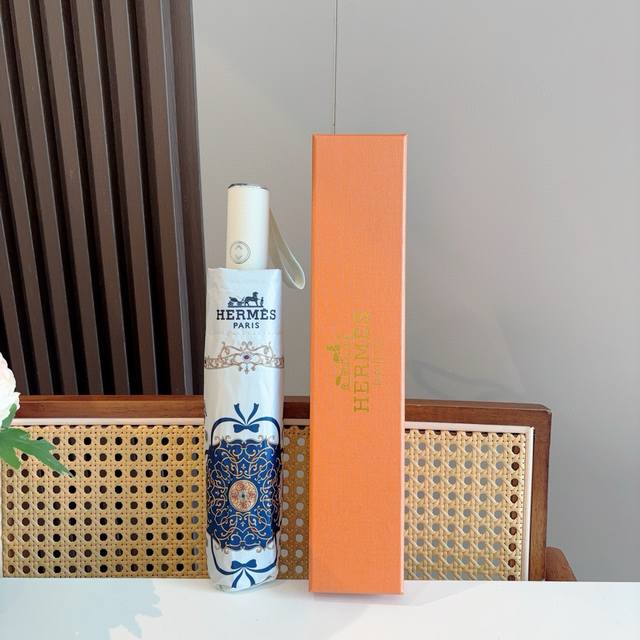 爱马仕 HermèS 新款 极品H家三折自动伞重磅呈现 以其精湛的工艺技术和源源不断的想像力 新涂层技术伞布 带来令人惊喜的遮光效果 让防晒及隔热性能更优保障