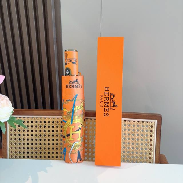 爱马仕 HermèS 新款 极品H家三折自动伞重磅呈现 以其精湛的工艺技术和源源不断的想像力 新涂层技术伞布 带来令人惊喜的遮光效果 让防晒及隔热性能更优保障