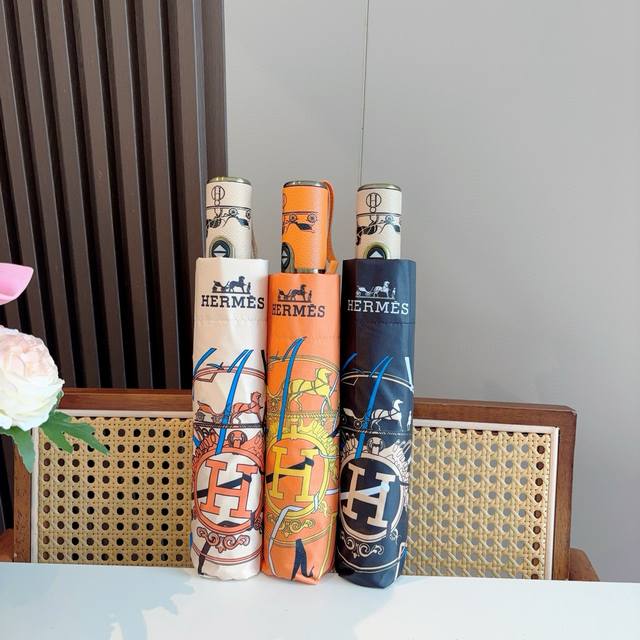 爱马仕 HermèS 新款 极品H家三折自动伞重磅呈现 以其精湛的工艺技术和源源不断的想像力 新涂层技术伞布 带来令人惊喜的遮光效果 让防晒及隔热性能更优保障
