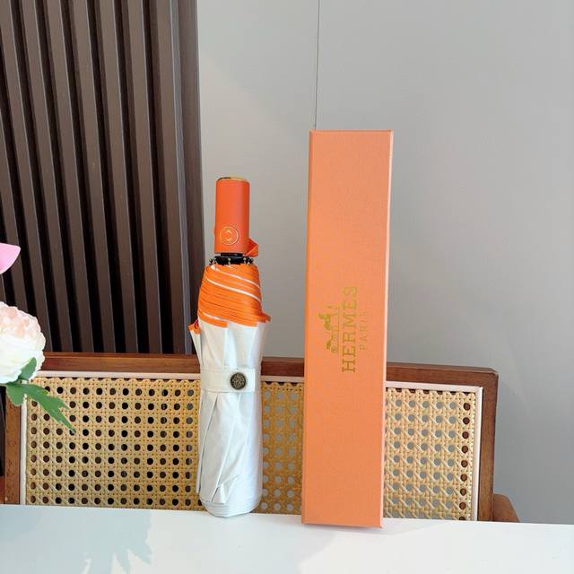 爱马仕 HermèS 新款 极品H家三折自动伞重磅呈现 以其精湛的工艺技术和源源不断的想像力 新涂层技术伞布 带来令人惊喜的遮光效果 让防晒及隔热性能更优保障