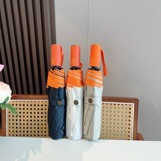 爱马仕 HermèS 新款 极品H家三折自动伞重磅呈现 以其精湛的工艺技术和源源不断的想像力 新涂层技术伞布 带来令人惊喜的遮光效果 让防晒及隔热性能更优保障