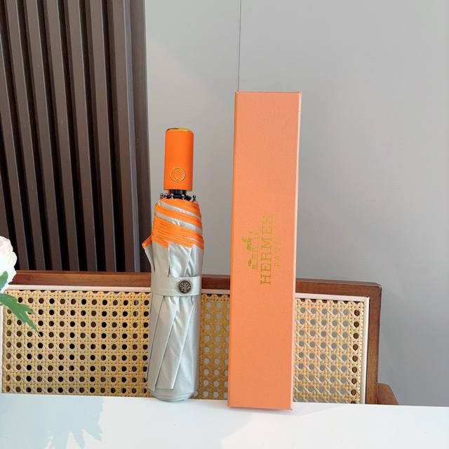 爱马仕 HermèS 新款 极品H家三折自动伞重磅呈现 以其精湛的工艺技术和源源不断的想像力 新涂层技术伞布 带来令人惊喜的遮光效果 让防晒及隔热性能更优保障