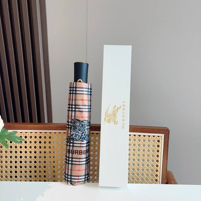 Burberry 巴宝莉 三折自动折叠晴雨伞 年度巅峰之作 经典 高雅 时髦 这就是被称为英国Burberry风格所在 巴宝莉晴雨伞特别值得骄傲就是其超强的防晒