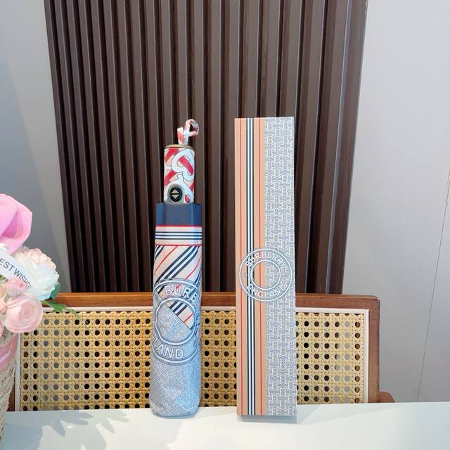 Burberry 巴宝莉 三折自动折叠晴雨伞 年度巅峰之作 经典 高雅 时髦 这就是被称为英国Burberry风格所在 巴宝莉晴雨伞特别值得骄傲就是其超强的防晒