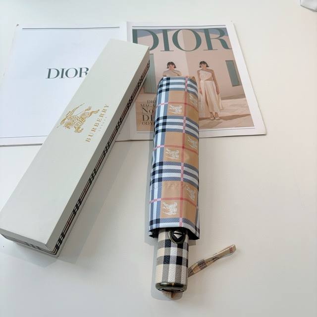 Burberry 巴宝莉 三折自动折叠晴雨伞 年度巅峰之作 经典 高雅 时髦 这就是被称为英国Burberry风格所在 巴宝莉晴雨伞特别值得骄傲就是其超强的防晒
