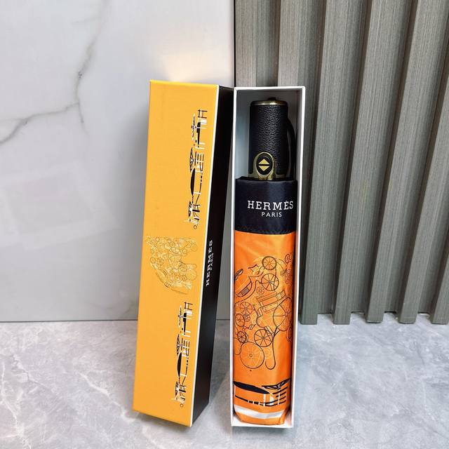 爱马仕Hermes 三折防晒睛雨伞 2570夏季新款 全自动折叠晴雨伞 内里黑色涂层防晒有效阻隔紫外线99%，Upf 50 所以能起到伞下体感降温的效果！有效隔
