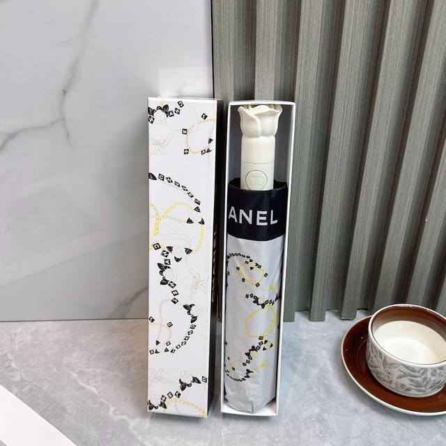 Chanel 香奈儿 2025夏季新款 全自动折叠晴雨伞 黑色涂层防晒有效阻隔紫外线99%，Upf 50 所以能起到伞下体感降温的效果！有效隔热，高效防晒一把搞