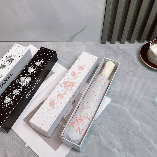 Chanel 香奈儿 2025夏季新款 全自动折叠晴雨伞 黑色涂层防晒有效阻隔紫外线99%，Upf 50 所以能起到伞下体感降温的效果！有效隔热，高效防晒一把搞