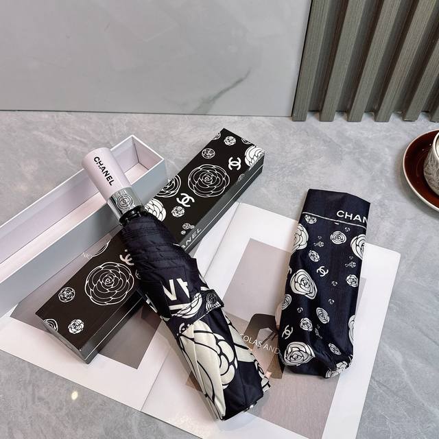 Chanel 香奈儿 2025夏季新款 全自动折叠晴雨伞 黑色涂层防晒有效阻隔紫外线99%，Upf 50 所以能起到伞下体感降温的效果！有效隔热，高效防晒一把搞