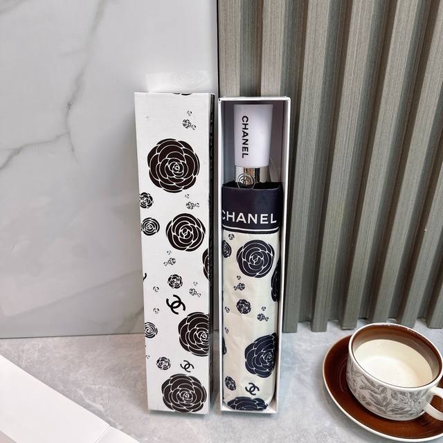 Chanel 香奈儿 2025夏季新款 全自动折叠晴雨伞 黑色涂层防晒有效阻隔紫外线99%，Upf 50 所以能起到伞下体感降温的效果！有效隔热，高效防晒一把搞