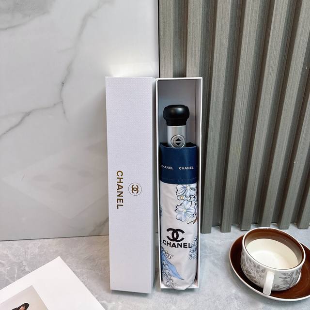 Chanel 香奈儿 2025夏季新款 全自动折叠晴雨伞 黑色涂层防晒有效阻隔紫外线99%，Upf 50 所以能起到伞下体感降温的效果！有效隔热，高效防晒一把搞