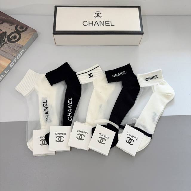 配包装 一盒5双 香奈儿 Chanel新款冰丝短筒袜子专柜同步上新，超柔软舒适，专柜爆款双C系列超火爆小单品