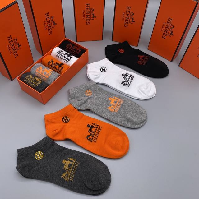 特 配专柜包装Hermes 爱马仕 新款中短款堆堆袜袜子！一盒五双，专柜同步筒袜袜子，大牌出街，潮人必备超好搭